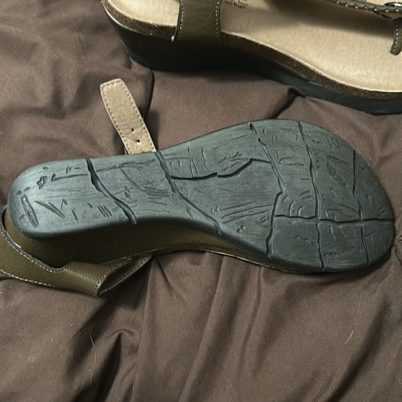 Corkys thong wedges. Brown leather  with front design and silver button - Picture 5 of 7